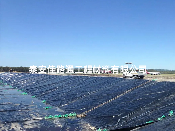 魚蝦養(yǎng)殖防滲膜的施工如何保證坡面防滲效果？