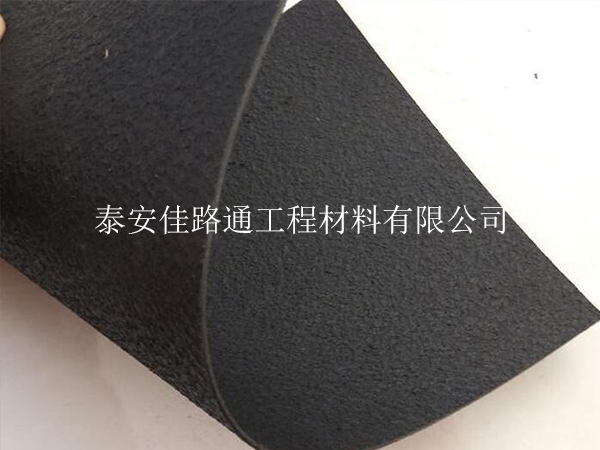 糙面防滲土工膜在斜坡防護(hù)中的巧妙應(yīng)用 糙面防滲土工膜在斜坡防護(hù)中的巧妙應(yīng)用