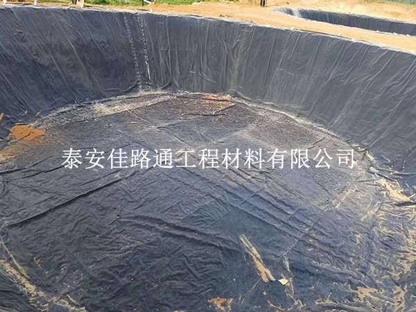 藕池防滲膜怎么鋪才不漏？科學(xué)鋪設(shè)方法在這里